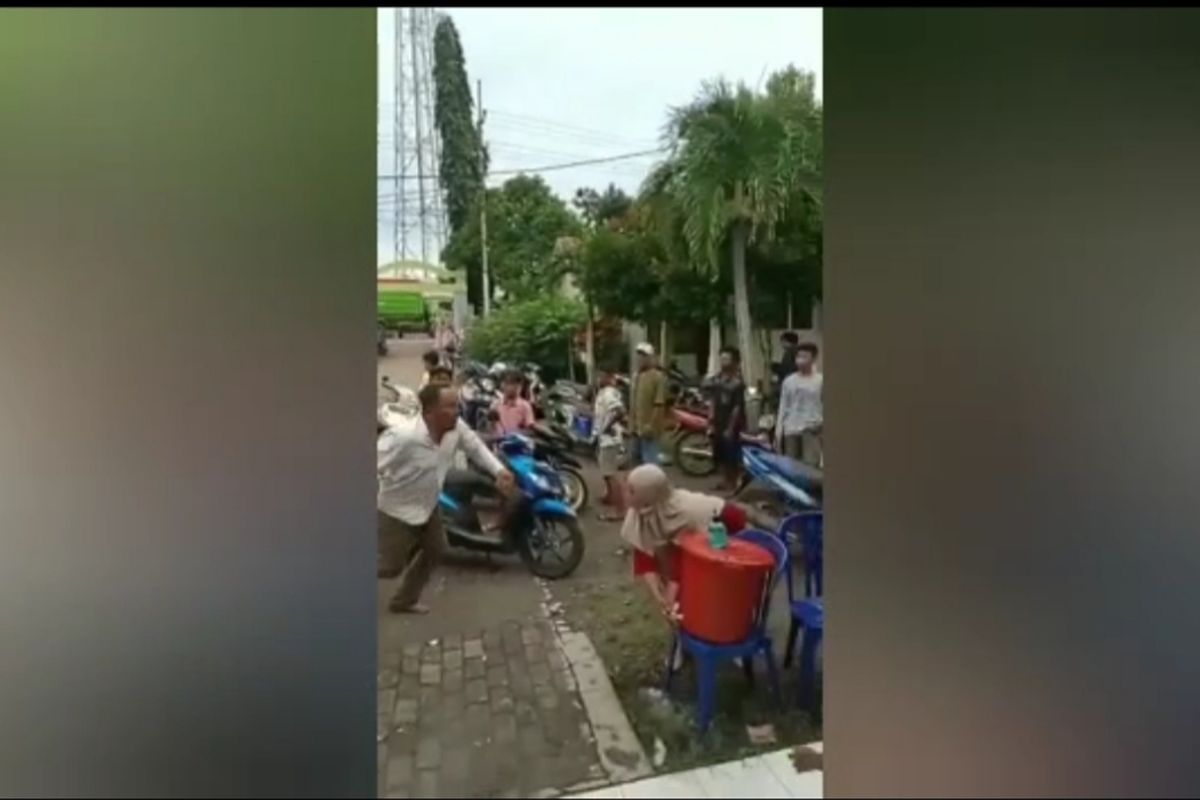 Potongan gambar video keributan di Desa Curahsawo.