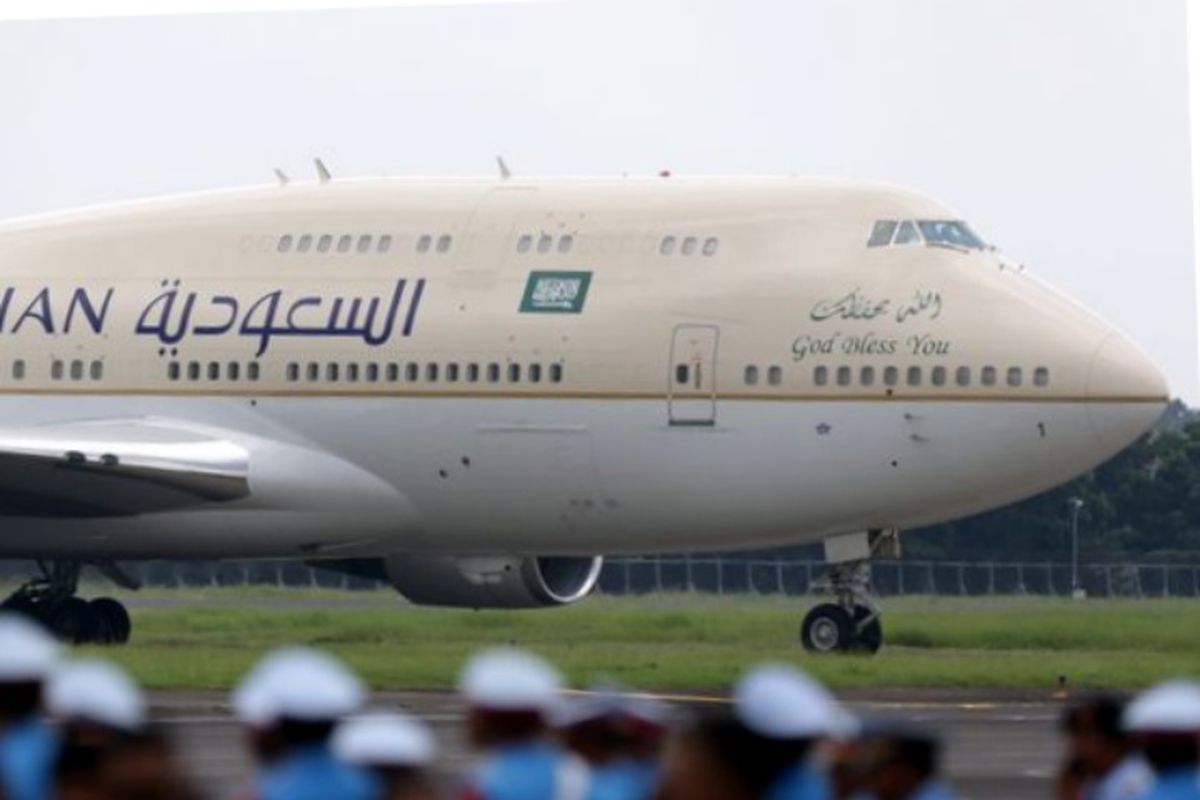 Pesawat Boeing 747 SP yang membawa Raja Arab Saudi Salman bin Abdulaziz al-Saud tiba di Bandara Halim Perdanakusuma, Jakarta, Rabu (1/3/2017). Kunjungan Raja Salman ke Indonesia setelah 47 tahun lalu dalam rangka kerjasama bilateral Indonesia - Arab Saudi.