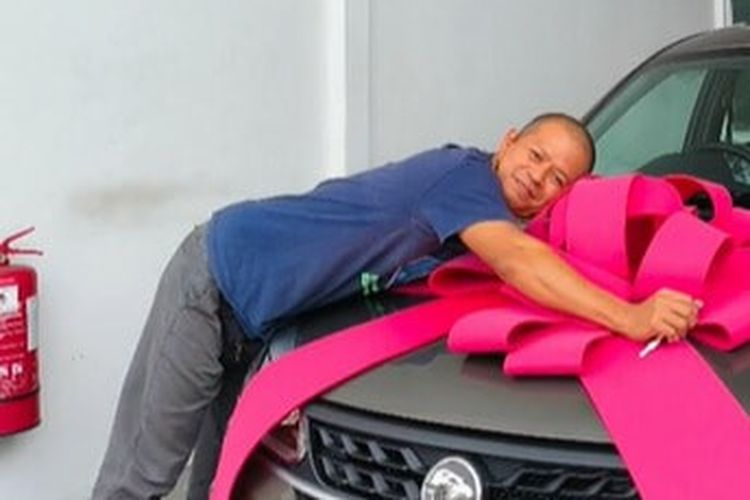 Tangkapan layar video TikTok yang memperlihatkan seorang pria WNI di Malaysia dapat mobil Proton dari Bosnya karena dianggap jadi karyawan pekerja keras belum lama ini.