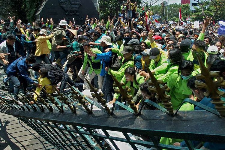 Mahasiswa dari berbagai perguruan tinggi merobohkan gerbang Gedung DPRD Jateng saat berunjuk rasa menolak UU KPK hasil revisi dan RUU KUHP, di Semarang, Jawa Tengah, Selasa (24/9/2019). Unjuk rasa yang diikuti ribuan mahasiswa itu menuntut dilakukannya peninjauan kembali atas UU KPK hasil revisi ke Mahkamah Konstitusi, dukungan terhadap KPK, dan menolak rencana pengesahan RUU KUHP.