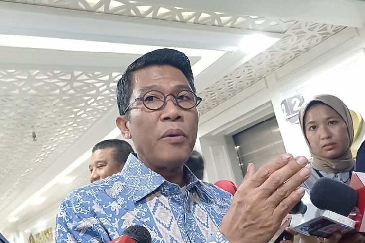 Ketua Komisi XI dari Fraksi Partai Golkar, Mukhamad Misbakhun di Kompleks Parlemen, Jakarta, Selasa (19/11/2024).