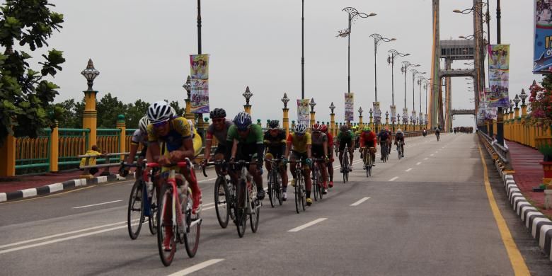 Lomba balap sepeda Tour de Siak Etape I Siak Dayung pada Rabu (19/10/2016). Tampak gambar pebalap dari lima negara memacu sepedanya menuruni jembatan Sultanah Latifah di tengah Kota Siak. 