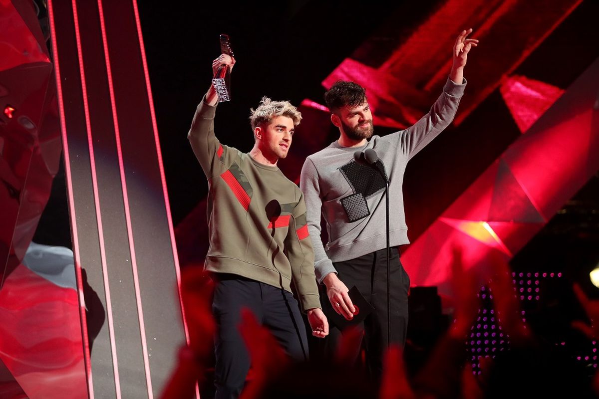 Duo musisi EDM yang tergabung dalam The Chainsmokers, yakni Andrew Taggart (kiri) and Alex Pall, meraih penghargaan Best Collaboration untuk lagu Something Just LIke This pada acara 2018 iHeartRadio Music Awards di The Forum. Inglewood, California, pada 11 Maret 2018.