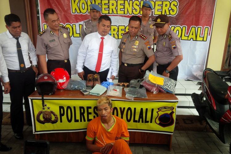 Tersangka Fajar Sigit, pembunuh Eka Rahma saat diamankan di Mapolres Boyolali, Jawa Tengah, Senin (3/12/2018).