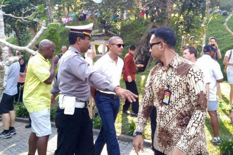 Obama terlihat santai saat mengunjungi pemandian Tirta Empul, Tampaksiring, Gianyar, Bali