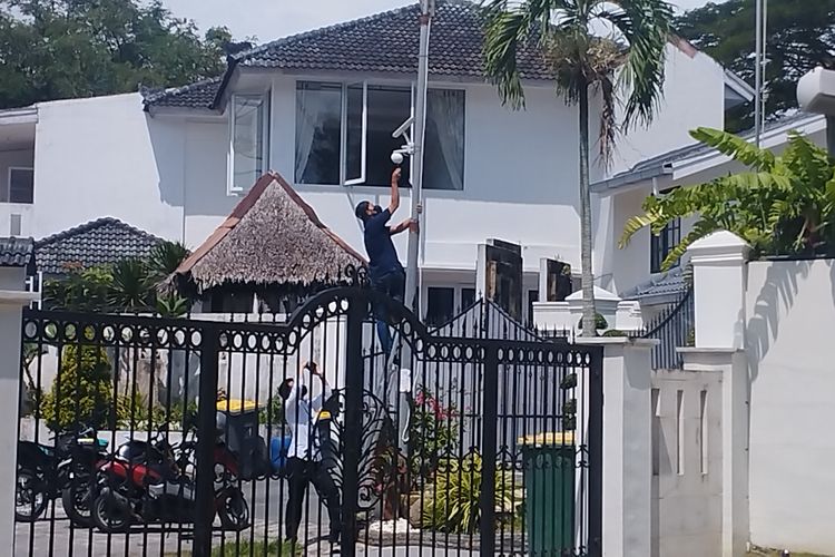 Tim penyidik KPK saat mengambil rekaman CCTV yang dipasang tepat di depan pintu masuk rumah pribadi Topan Ginting, Rabu (2/7/2025)