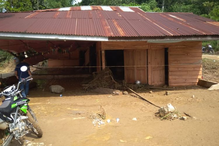 Salah satu rumah warga Dssa Bangkoras, Kecamatan Silima Pungga-oungga, Kabupaten Dairi, yang diterjang banjir, Rabu (19/12/2018).