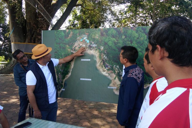 Gubernur Jawa Barat Ridwan Kamil saat mengunjungi Waduk Jatiluhur, Kabupate Purwakarta, Minggu (18/8/2019).