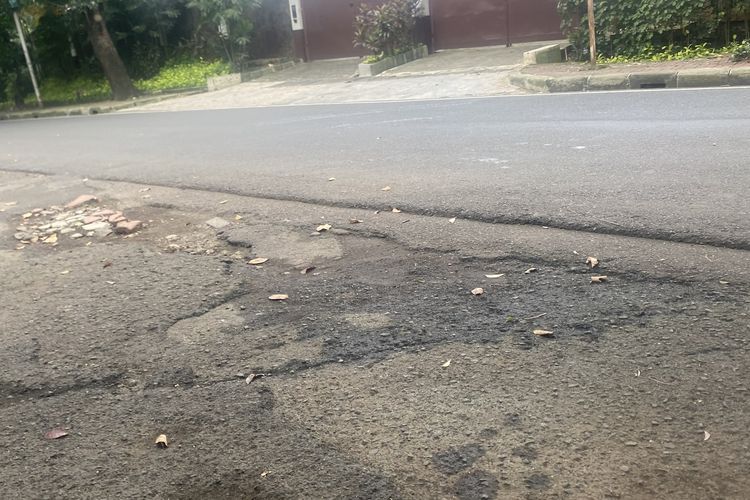 Jalan di Kebayoran Baru Rusak Terkikis Hujan, Warga Minta Perbaikan