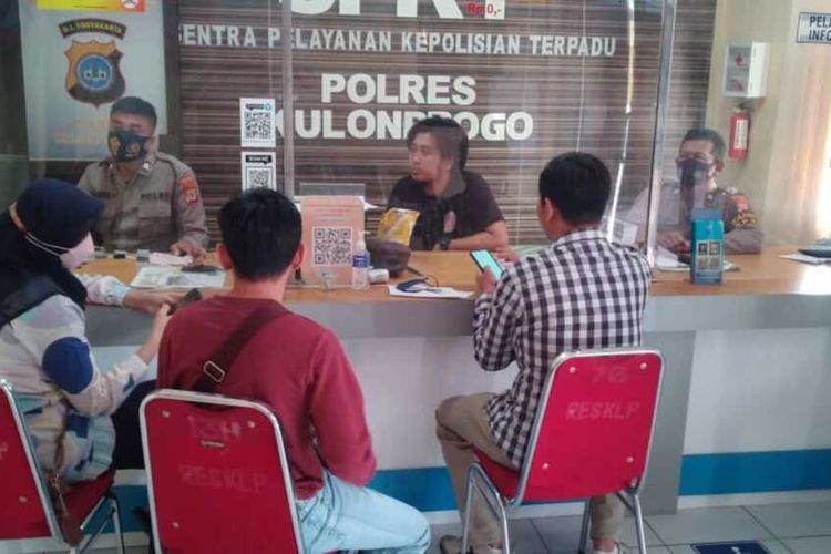 Kepolisian Resor Kulon Progo menerima laporan dugaan pencurian uang pada dua mesin Automated Teller Machine (ATM) milik Bank BPD DIY Cabang Kulon Progo, Daerah Istimewa Yogyakarta.