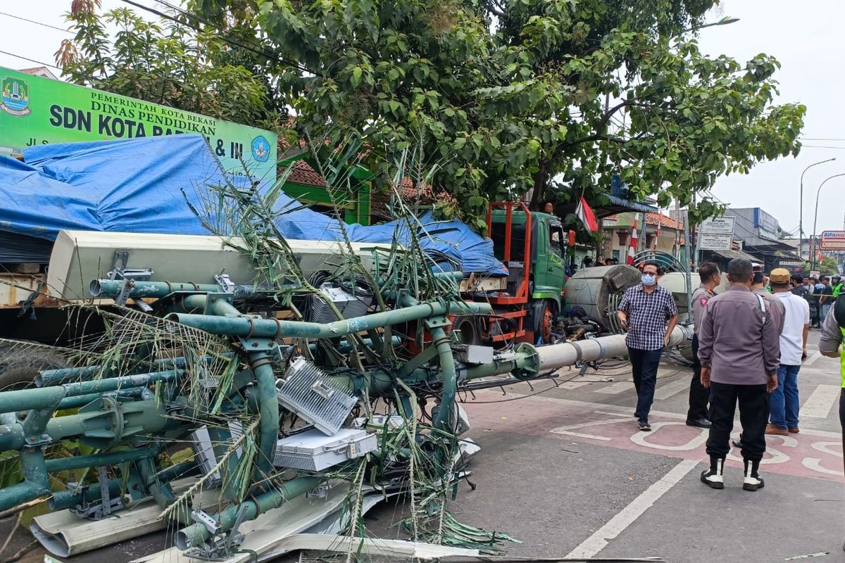 Kecelakaan truk kontainer di Jalan Sultan Agung KM 28,5 Kelurahan Kota Baru, Bekasi Barat, Kota Bekasi, Rabu (31/8/2022). Kepala Unit Laka Lantas Polres Metro Bekasi Kota Ajun Komisaris Polisi Farida mengatakan bahwa dari catatan yang polisi terima, ada sejumlah korban yang menjadi luka dalam kecelakaan tersebut.