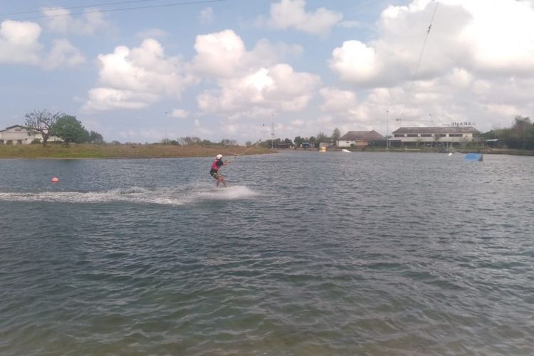 Aksi David Schaap di Bali Wake Park dalam kegiatan acara The Ultimate Search Trip bersama Rip Curl, Sabtu (28/7/2018).