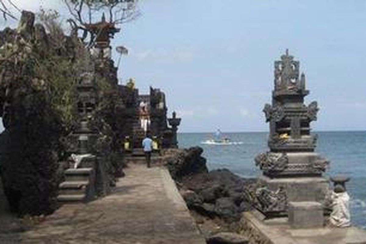 Pura Batu Bolong terletak di Pantai Sengigi, Lombok, NTB