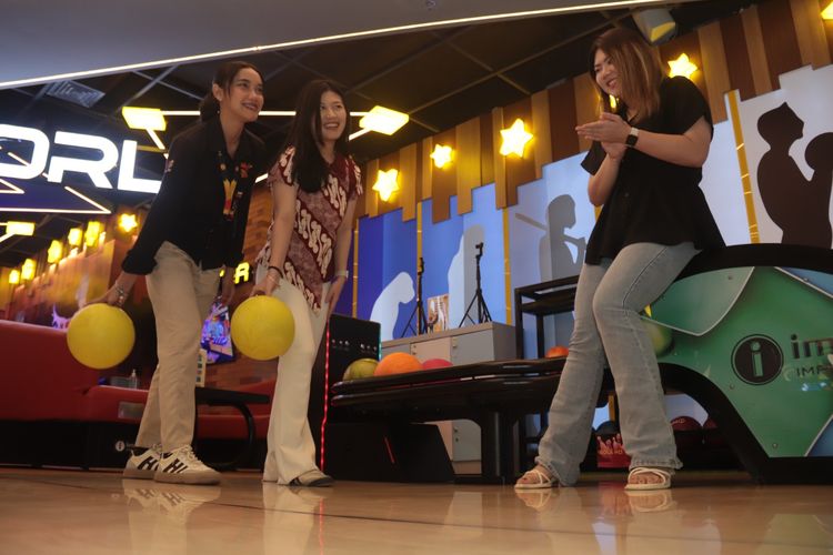 Bowling, salah satu olahraga rekreasi yang sedang digemari dan dibanjiri pengunjung karena tren ini adalah Happy Time Ciputra World Surabaya.