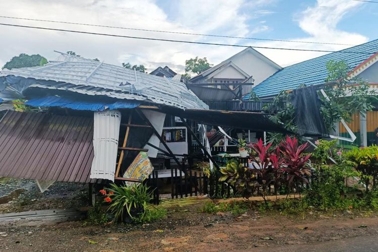 Salah satu rumah warga yang atapnya rusak diterjang puting beliung di Desa Sumber Makmur, Kecamatan Satui, Tanah Bumbu, Kalsel, Jumat (26/11/2021). 