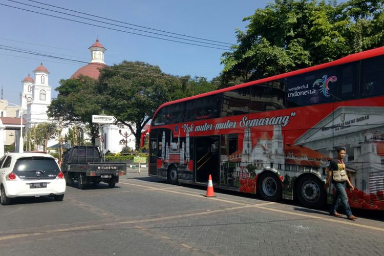 Bus tingkat wisata kota semarang terparkir di kawasan Kota Lama Semarang, Jumat (6/9/2017). Bus double decker wisata Semarang beroperasi setiap hari Selasa-Minggu, dari Museum Mandala Bhakti ke destinasi-destinasi wisata favorit Semarang, salah satunya Kota Lama.