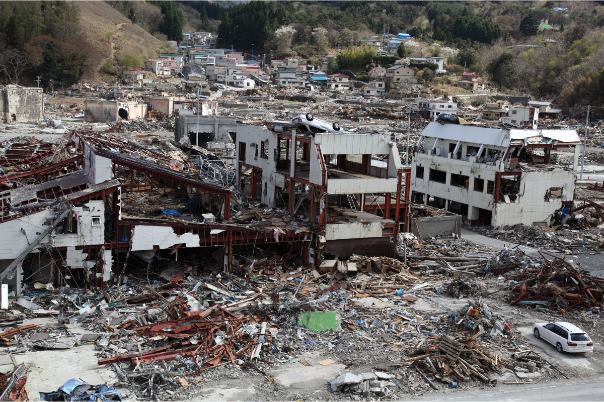 ilustrasi gedung runtuh akibat gempa M 9,0 di Tohoku, Jepang