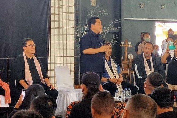 Menteri BUMN, Erick Thohir menemui sejumlah relawan di Komunitas Jatiwangi art Factory (JaF) di Kecamatan Jatiwangi, Kabupaten Majalengka, Jawa Barat, Jumat (13/5/2022). 