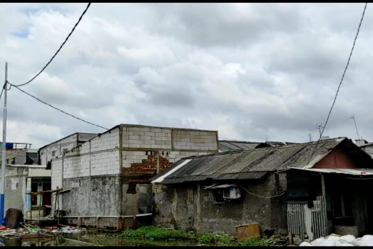 Puluhan rumah warga di kawasan Semper Timur dan Semper Barat, Cilincing, Jakarta Utara rusak akibat diterpa angin kencang pada Jumat (26/2/2021).