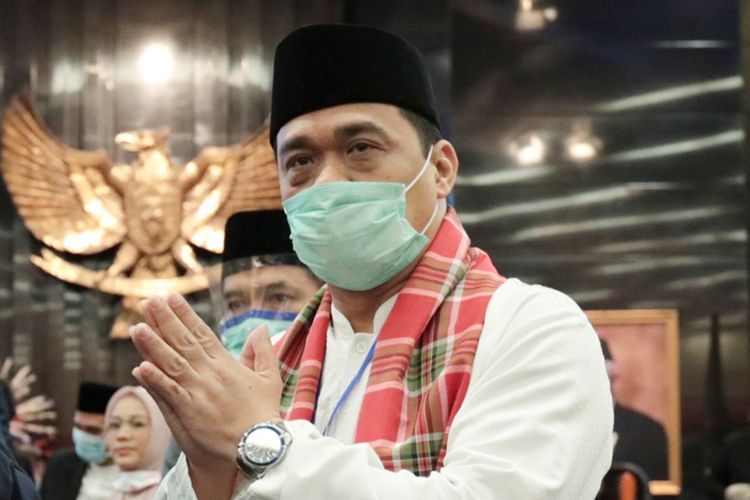 Wakil Gubernur DKI Jakarta terpilih Ahmad Riza Patria memberi salam usai pemilihan di Gedung DPRD DKI Jakarta, Senin (6/4/2020).