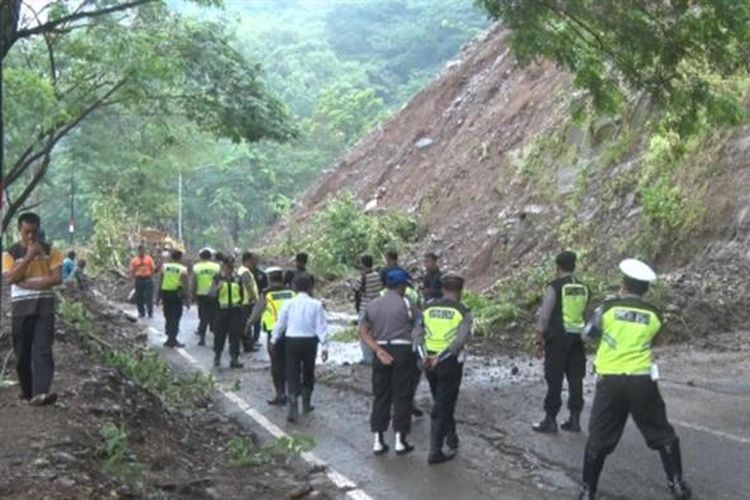 Puluhan anggota Kepolisian persiapan pembersihan material longsor yang menutup jalur Trenggalek-Ponorogo (13/02/2017)
