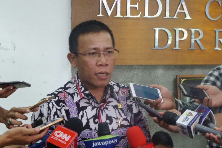 Wakil Ketua Pansus Hak Angket KPK Masinton Pasaribu di Kompleks Parlemen, Senayan, Jakarta, Raby (23/8/2017)
