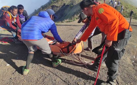 It Took Four Days to Evacuate Body of Portuguese Trekker at Indonesia’s Mt Rinjani