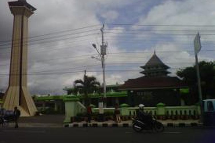 Masjid Jami' atau Masjid Agung Kauman terletak di Alun-alun barat Kota Magelang Jawa Tengah.
