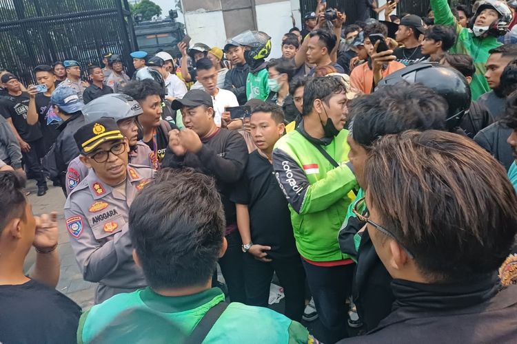 Massa Demo di DPR Berunding dengan Polisi, Minta 4 Rekan yang Ditangkap Dibebaskan