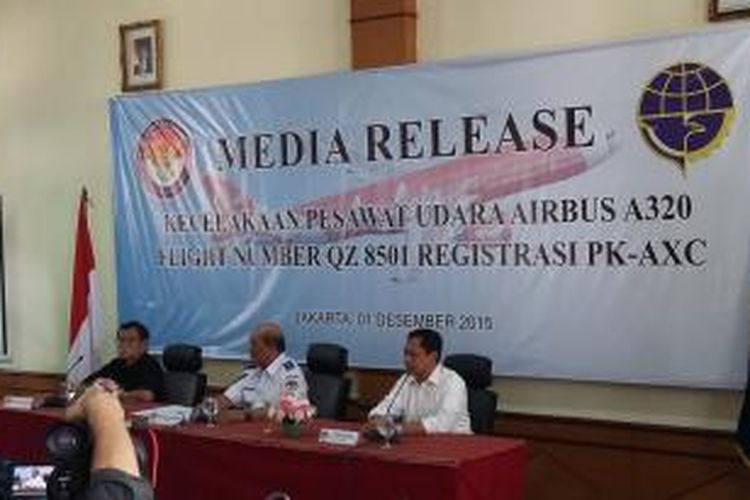 Komite Nasional Keselamatan Transportasi (KNKT) memberikan keterangan terkait kecelakaan pesawat AirAsia QZ8501, di Gedung KNKT, Jakarta Pusat, Selasa (1/12/2015).