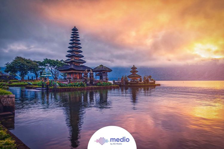 Bali adalah salah satu daerah di Indonesia yang ramai turis dari mancanegara.