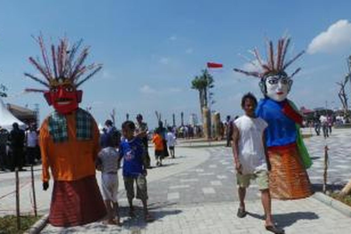 Suasana acara peresmian Taman Waduk Pluit, Penjaringan, Jakarta Utara, Sabtu (17/8/2013). Meski acara belum dimulai,ratusan warga sudah memadati kawasan itu.