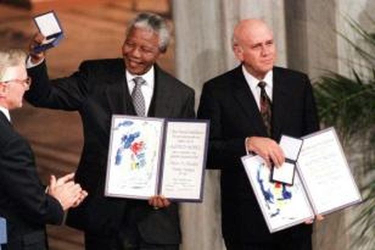 Nelson Mandela dan presiden apartheid terakhir FW de Klerk saat menerima hadian Nobel Perdamaian di Oslo, Norwegia pada 10 Desember 1993.