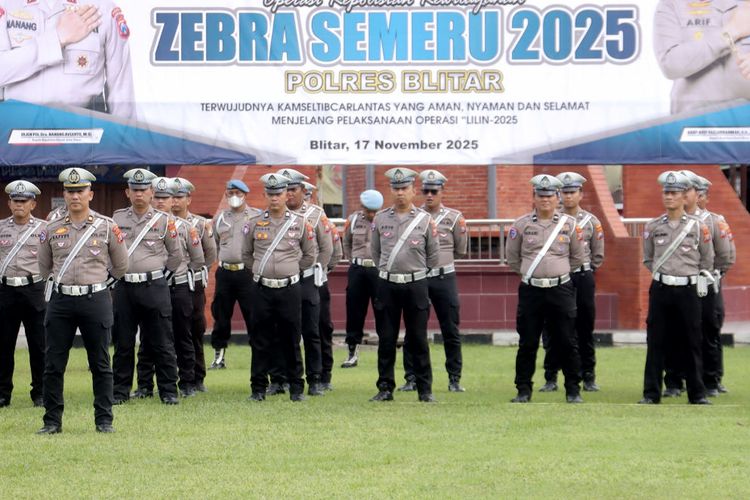 Personel Satlantas Polres Blitar mengikuti Apel Gelar Pasukan Operasi Zebra Semeru 2025 di halaman Kantor Pemerintah Kabupaten Blitar, Senin (17/11/2025).