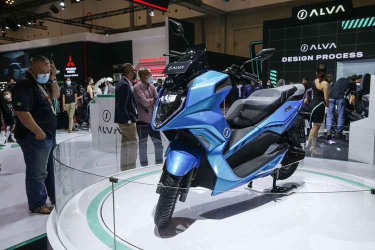 Motor listrik Alva One dipamerkan di ajang Gaikindo Indonesia International Auto Show (GIIAS) 2022 di ICE BSD, Tangerang, Jumat (12/8/2022). Motor ini jadi salah satu produk lokal yang bakal meramaikan pasar motor tahun ini.