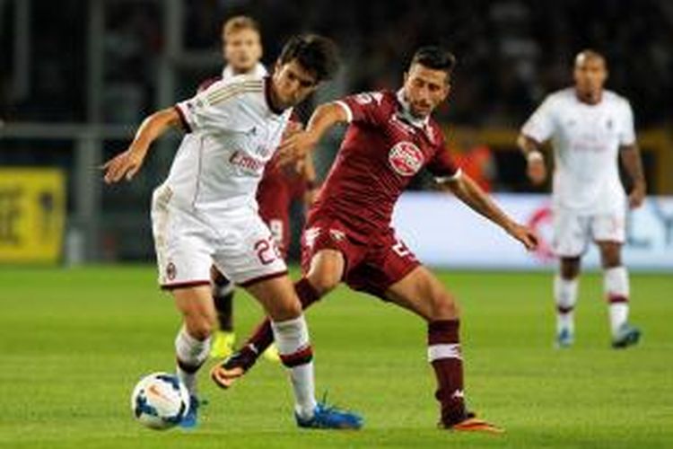 Gelandang AC Milan, Ricardo Kaka, berebut bola dengan salah satu pemain Torino dalam lanjutan Serie-A, Sabtu atau Minggu (15/9/2013) dini hari WIB.  