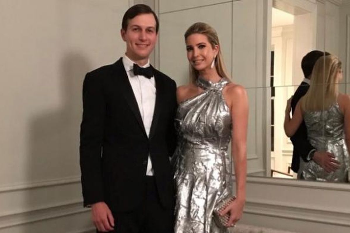 Inilah foto Ivanka Trump dan suaminya usai menghadiri jamuan makan malam di Washington DC. Usai mengunggah foto ini Ivanka banyak dikecam netizen karena dianggap tidak peka dengan permasalahan yang terjadi.