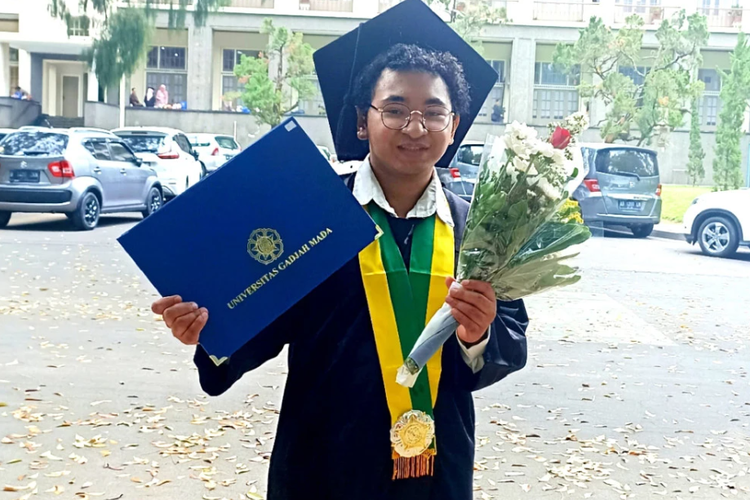 Rivaldy Bram Waromi menjadi lulusan Prodi Pendidikan Dokter FKKMK UGM pada bulan November 2023.
