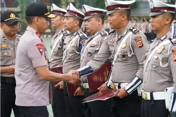 Lima anggota Polisi Satlantas Polres Cimahi yang mengawal ibu yang mau melahirkan saat terjebak kemacetan di Lembang, Kabupaten Bandung Barat, mendapatkan penghargaan dari Kapolda Jabar, Irjen Pol Rudy Sufahriadi, Senin (6/1/2020) pagi. 

