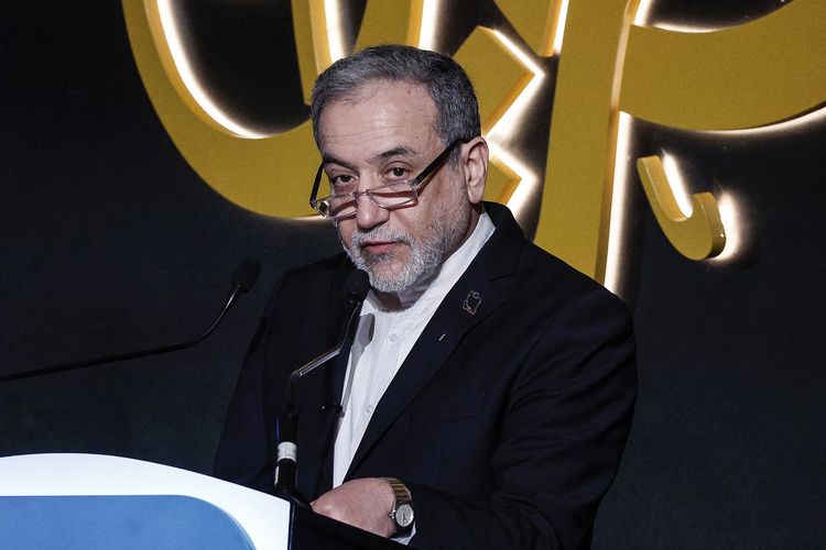 Menteri Luar Negeri Iran Abbas Araghchi saat berbicara di acara Forum Al Jazerra ke-17 di Doha, Qatar, 7 Februari 2026.