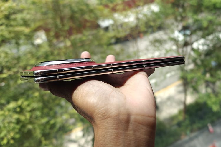 Bagian sisi Huawei Mate X6 dengan tombol daya dan volume.