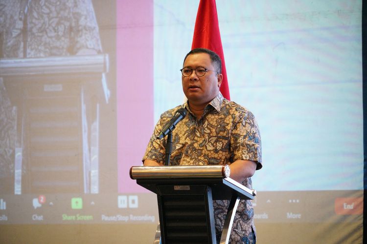 Anggota Fatayat Nahdlatul Ulama (NU) sekaligus Staf Khusus (Stafsus) Presiden Bidang Ekonomi, Arif Budimanta saat hadir dalam workshop bertajuk Kemudahan Perizinan Usaha di Surabaya, Senin (28/8/2023). 