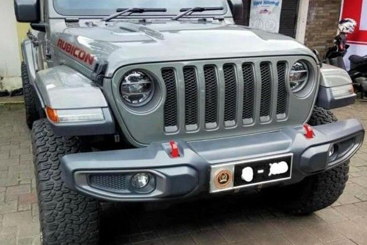 Jeep Rubicon pakai pelat nomor khusus.