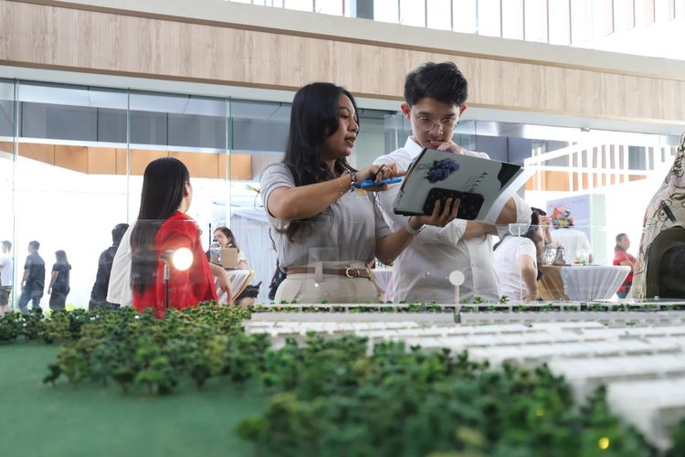 Team Sales dan Marketing Asthara Skyfront City menjelaskan spesifikasi Cluster Allurea kepada calon pembeli. Habisnya unit klaster ini dalam tahap pertama penjualan menunjukkan tingginya minat masyarakat. Apalagi, Asthara Skyfront City yang memiliki lahan seluas 1.100 hektare bersebelahan dengan Bandara Internasional Soekarno Hatta.