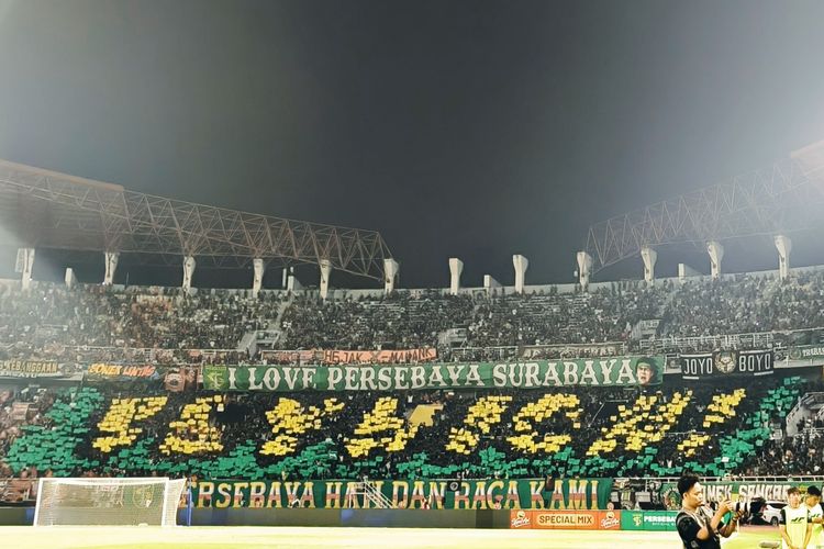 Totalitas suporter militan Persebaya Surabaya, Bonek saat mendukung tim mengarungi kompetisi kasta tertinggi sepak bola Indonesia Super League 2025-2026 di Stadion Gelora Bung Tomo Surabaya, Jawa Timur.
