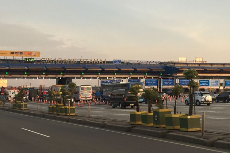 Kondisi arus lalu lintas di Gerbang Tol Cikarang Utama yang terpantau lancar, Minggu (24/12/2017).