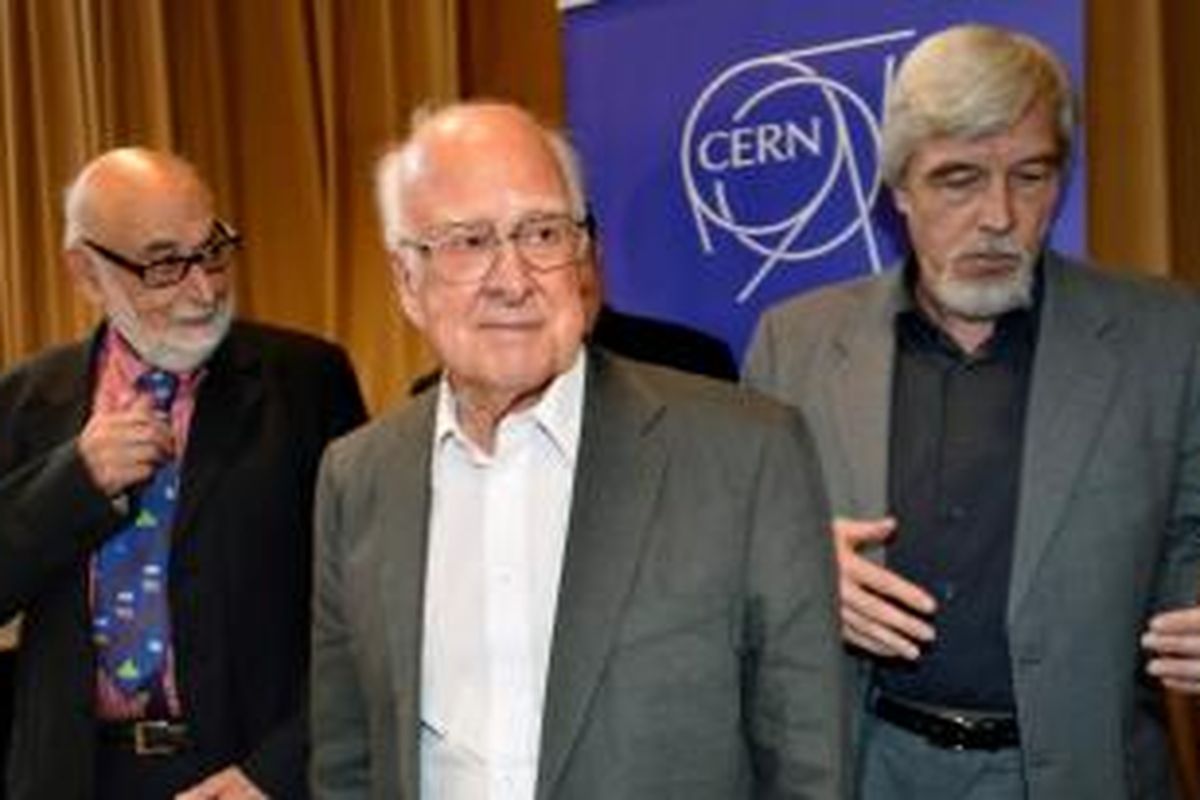 Francois englert (kiri), Peter Higgs (tengah), dan Rolf Heuer (kanan) 