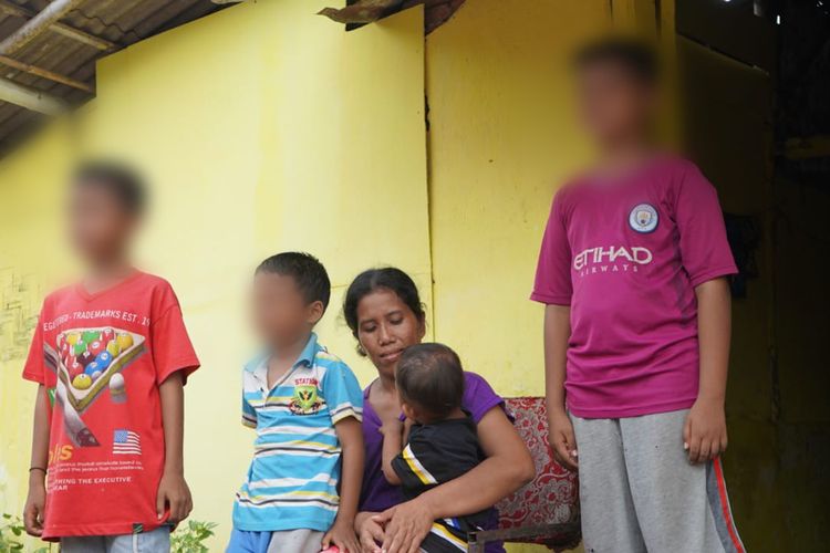 Seorang ibu di Lumajang harus menghidupi lima anaknya seorang diri setelah sang suami meninggal.