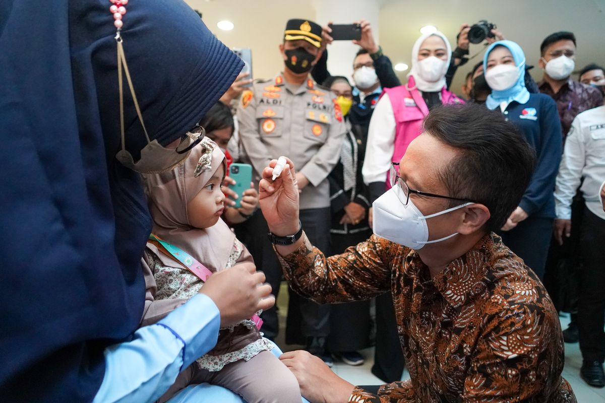 Menteri Kesehatan Republik Indonesia (Menkes RI), Budi G. Sadikin memberikan imunisasi kepada seorang anak saat menghadiri Kick Off Pelaksanaan Bulan Imunisasi Anak Nasional (BIAN) Jawa - Bali 2022 di Rumah Sakit Umum Daerah (RSUD) Kerawang, Jawa Barat, Rabu, 3 Agustus 2022. - Kemenkes RI / MY