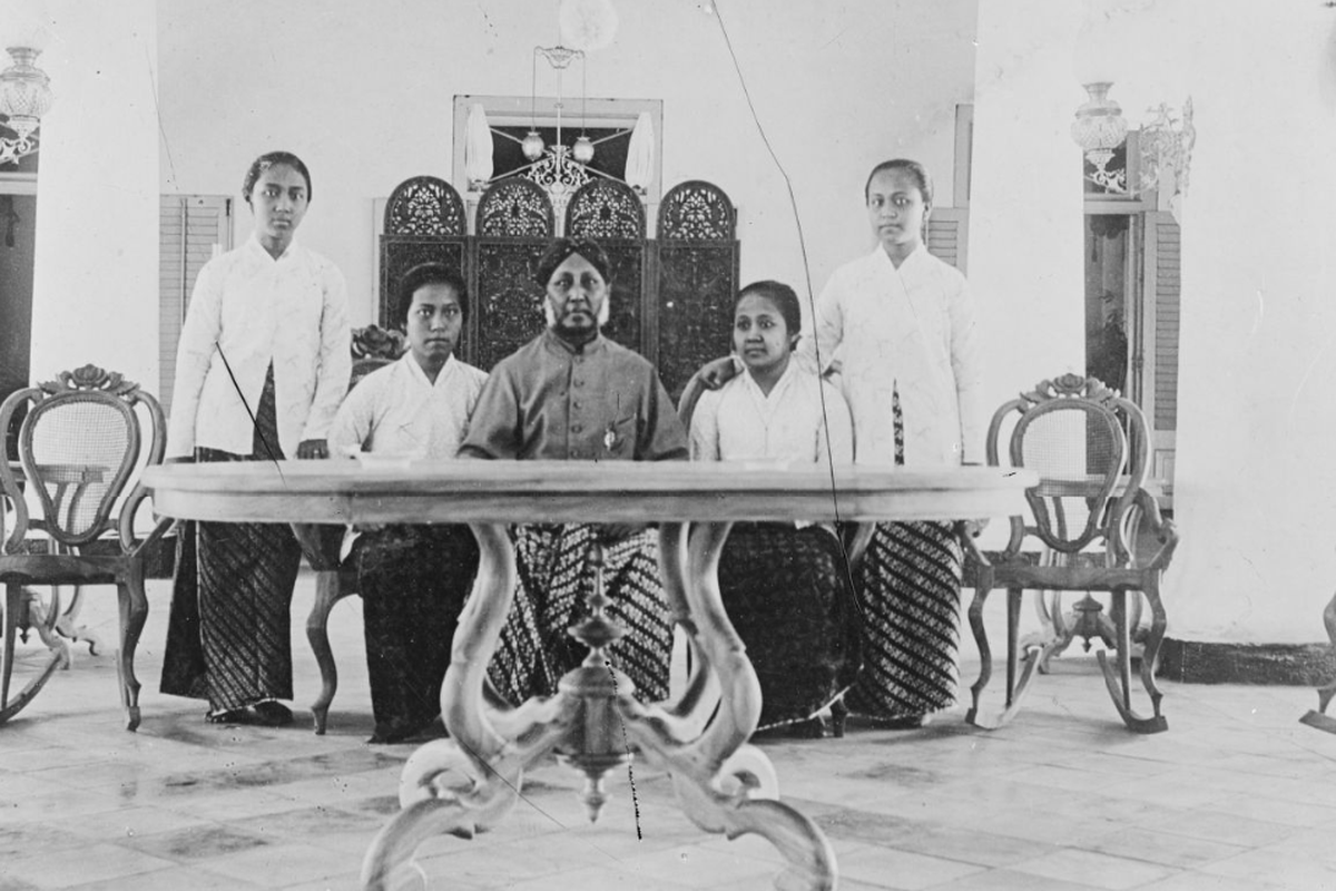 Foto Kartini bersama ayahnya dan tiga saudara perempuannya tahun 1903